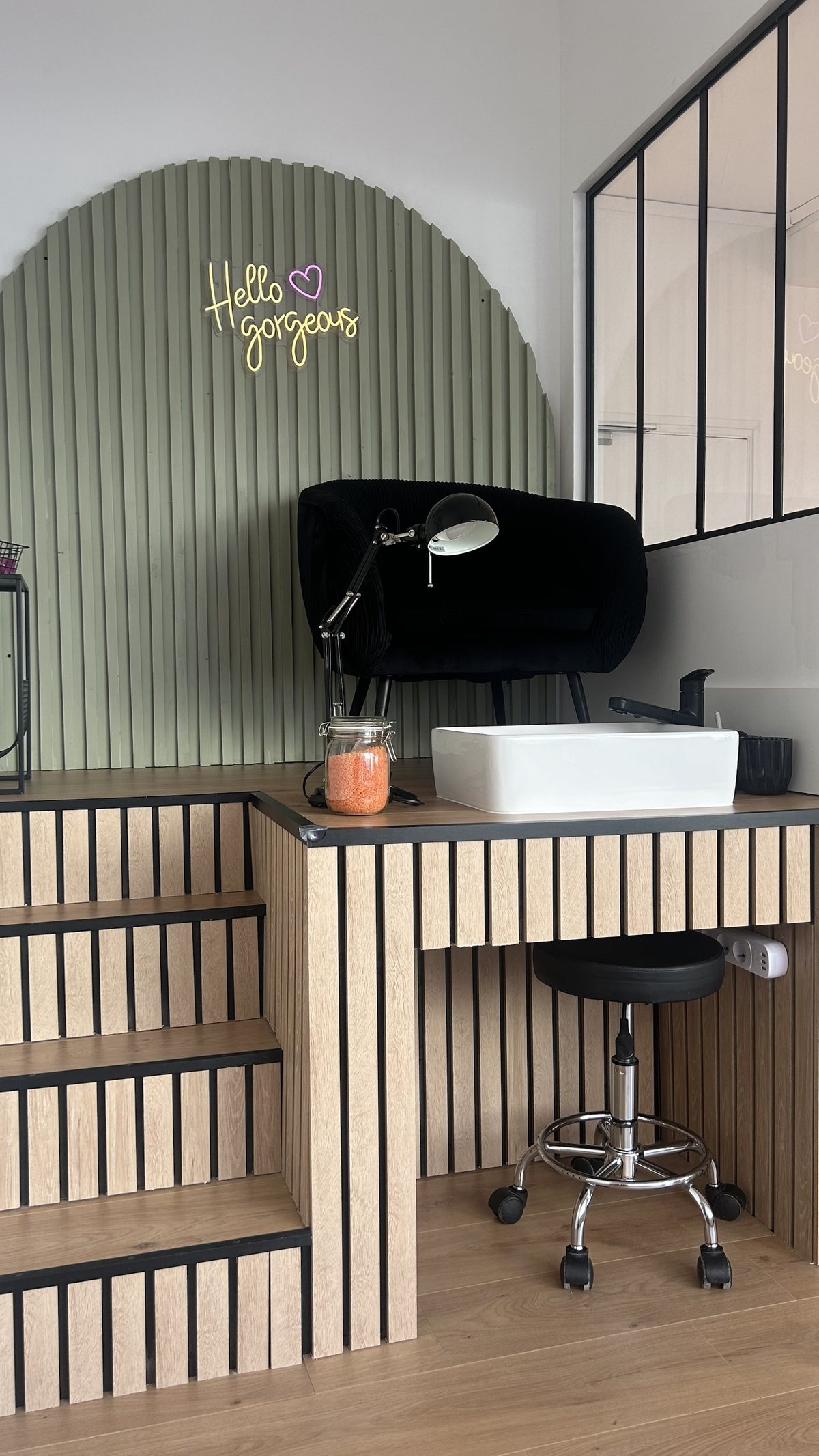 L'espace beauté des pieds de Studio by Ju, avec le néon Hello gorgeous